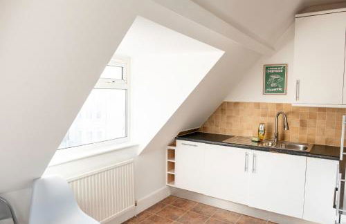 BOHO BEACH HOUSE- SLEEPS 8- 2 MIN DRIVE FROM BOSCOMBE PIER- SUPERFAST WiFi- FLAT SCREEN SMART TV- FREE ON STREET PARKING! - Photo 10