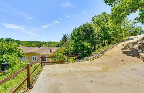 Deck with Covered Dock! Lakefront Ozark Cottage - Foto 28