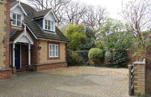 Lymington Courtyard: 4-Bed Modern Cottage Charm - Photo 26