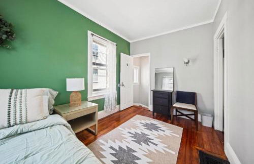 Well-Lit Bedroom near Transit and Charles River - Foto 8