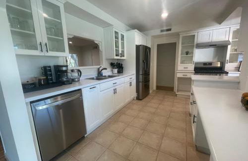 Granada Hills Private Unique Pool Luxury 4BR Family Retreat - Patio, Outdoor Dining, BBQ Grill, & Free Parking - Foto 20