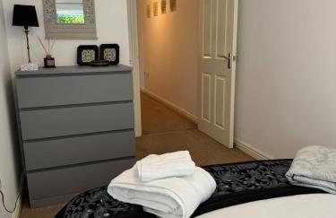 Uxbridge-Modern 2 bed Apt with Lift & Parking - Photo 8