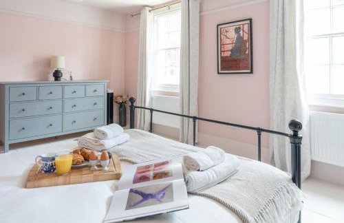 Spacious City-Centre House near Train Station & Business School, with Garden - Foto 1