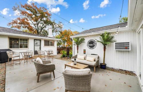 The Sleepy Tiki - game room, tiki lounge, firepit - Foto 56