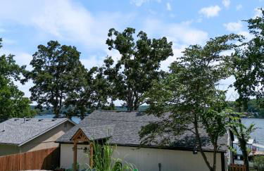 Pet-Friendly Lakefront Home in a Quiet Cove w/ Netflix, Outdoor Seating, Boat Slip - Foto 44