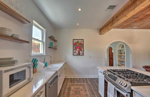 Historic Home with Yard Near St Marys Strip! - Foto 13