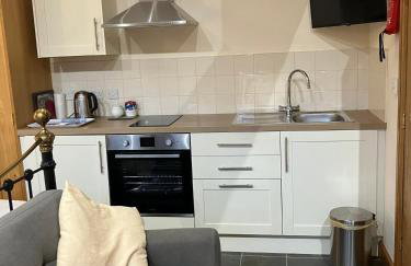 Cottage in Nuneaton - Sleeps 2 - Parking - Garden - Foto 3