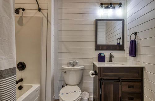 Lazy River Cabin, River Front, Hot Tub, WIFI, 560 in FREE Attraction tickets each paid day! - Foto 20