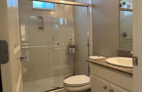 Near Stanford Luxury Retreat 1 Gigabit Fast WiFi Two Car Garage Masterbedroom King Size Bed Walk-in Closet and Walk-in Shower - Foto 28