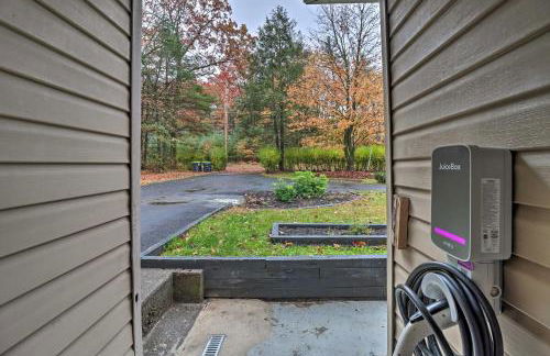 Pocono Home with Hot Tub, Fireplace and Game Room! - Foto 43