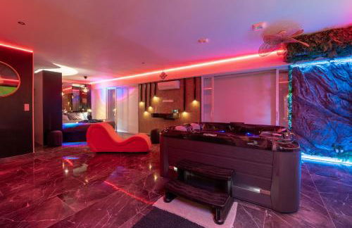 L'Horizon - Suite romantique avec jacuzzi, sauna, piscine & vidéo projecteur - Foto 16