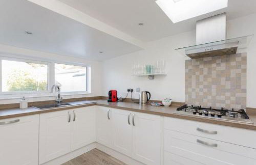 Modern Seaside House with Hot Tub - Foto 25