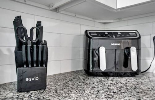 Shades of Gray 4BR Home w Mini Fridges - Foto 39