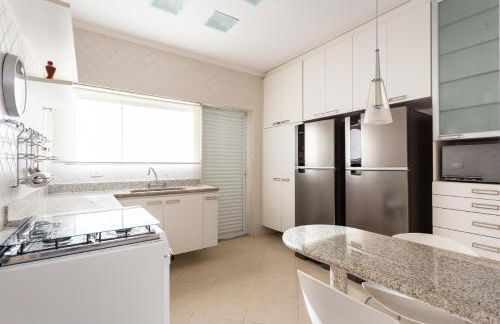 Linda casa na praia da Enseada - 150mts da praia - Foto 17