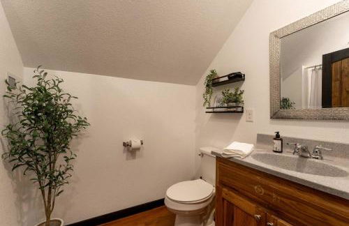 Mountain High Cabin with hot tub fire pit & indoor pool - Foto 25