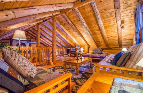 Family-Focused & Pet-Friendly Log Cabin with 4BR 2BA Sleeps 10 - Photo 32