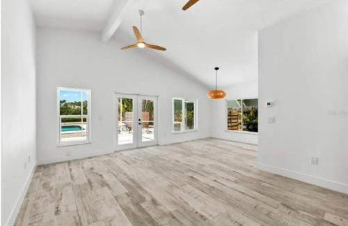 Blue Lagoon Hideaway 3BR Coastal Chic Retreat - Photo 14