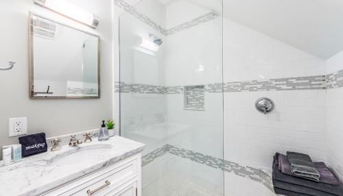 Modern Tudor Style Carriage House - Patio & grill - Foto 4, towels, Shower