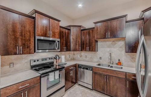 The Castle! by the Lake with Pool & Balcony West Plano - Foto 27