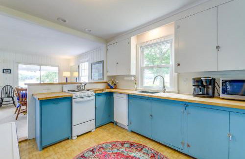 Lakefront Cottage with Covered Porch and Dock! - Foto 13