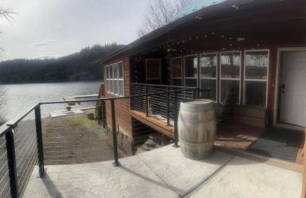 Twin Lakes Waterfront Retreat with Private Dock Fire Pit And Family Friendly Space - Foto 9