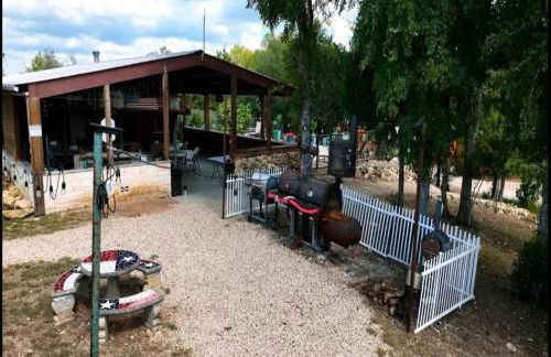 Texas State Glamping Getaways to Nature in this Cute Log Cabin near Austin - Foto 13