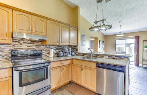 Near Beaches Pet-Friendly Sunrise Escape with Patio - Foto 8