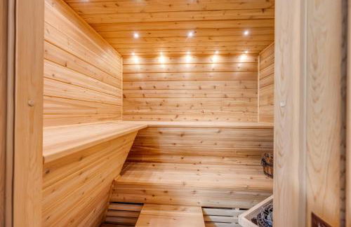 Stunning! Pocono Escape! HotTub Sauna Pool Ski Pet-Friendly Firepit Game Room Fireplace BBQ Lakes Tennis Fishing - Foto 4