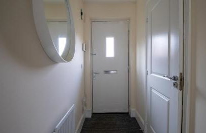 Impressive 4 Bed House Sleeps 8 - Private Parking Fast Wi-Fi Netflix & Foosball, Business Insurance and Leisure Travellers Welcome - Foto 19