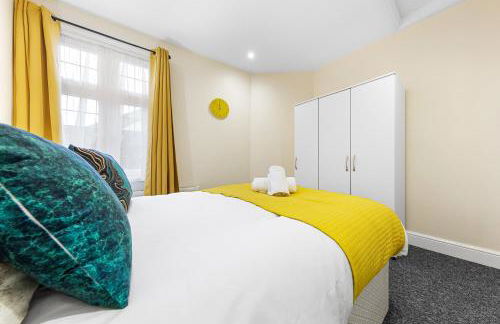 Spacious London 2-Bed Flat with a King Bed-Save on Long Stays-5 Separate Beds- Parking Available! - Foto 19