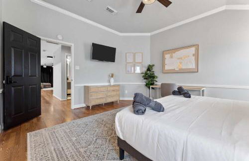 Gorgeous 6BR 3 5 Bth Home with Pool and Game Room - Photo 22