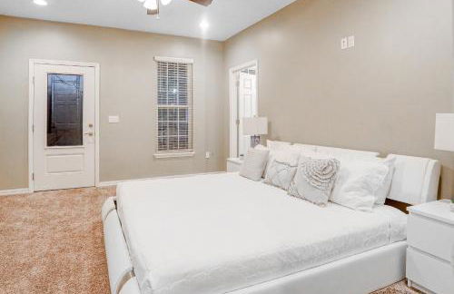 Updated, dog-friendly gem w/fenced yard, foosball & pool tables, WiFi, fireplace - Foto 16