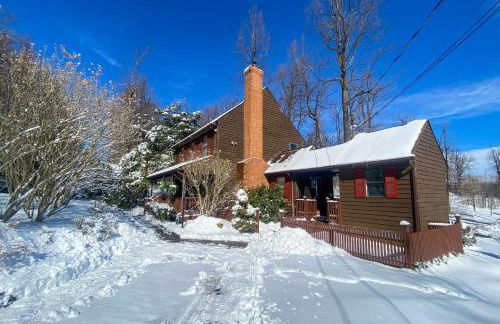 Modern Mountain Retreat with Deck and Hot Tub! - Foto 31