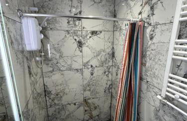 Spaghetti House 6 Bedroom with Large Off-Road Driveway Great for Crews in Vicinity of Starcity and City Centre - Foto 17