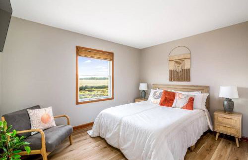 Boho Cleveland Bungalow - Sun-Drenched 2BR with Deck - Foto 14