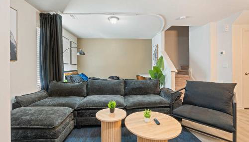 4BR Townhouse King Bed 2-Story Near NC State - Foto 1