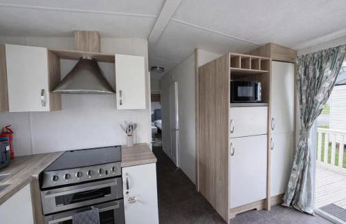Stunning 8 Berth Caravan With Decking, Ref 71012P - Photo 13