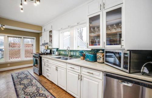 10 Mins To The Big House and Sleeps Up To 10 Guests - Foto 58