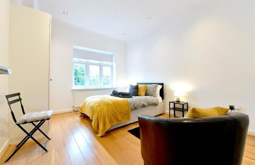 Hendon Escape Luxury Apartment with En-suite Bath - Photo 1