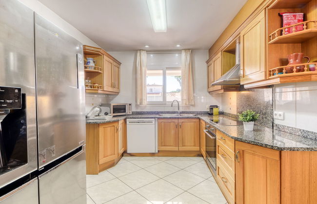 4 bedroom House in Castelló d'Empúries with private pool and garden - Photo 4