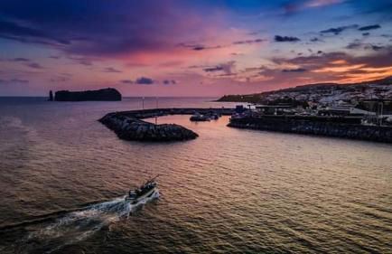 Blue And Gold Cozy Home - Photo 23