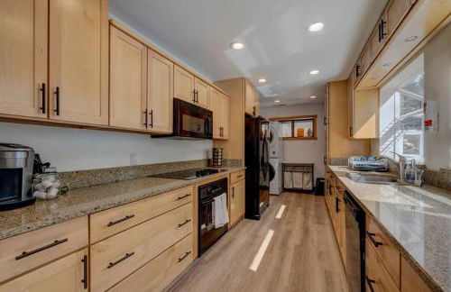 Extra Spacious 2BR Cabin w Office and Outdoor Deck - Foto 23