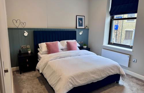 Central 2-Bed Apartment with Balcony & Parking - Foto 2