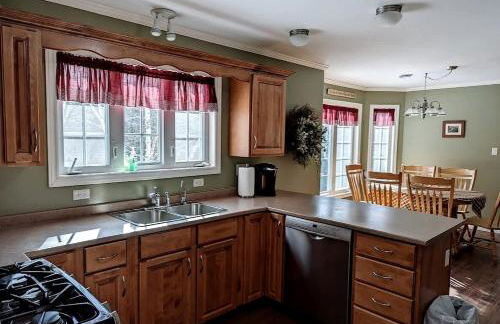 Spacious Ranch-Style Retreat with Private Deck, Nestled in Nature Near Acadia, Hancock Maine - Foto 21