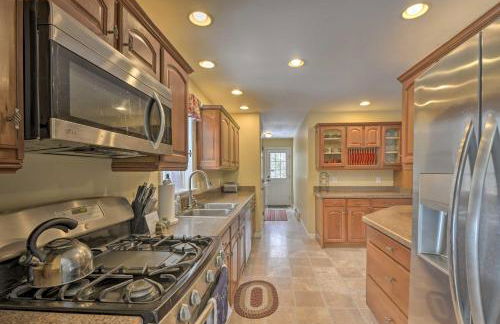 Idyllic Washington Retreat with Fire Pit and Yard - Foto 8