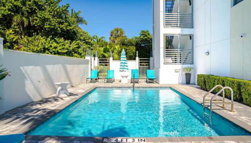 Across from Beach | Balcony • Pool • Parking • 2BR - Foto 4, sunbed