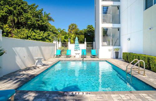 Across from Beach | Balcony • Pool • Parking • 2BR - Foto 4