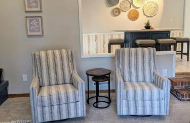 Walk to K-State, Sleeps 12, Pool Table, Hot Tub - Foto 3