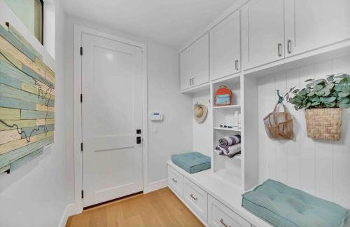 Coastal Paradise . Steps to the beach . Pool . Hot Tub - Foto 39