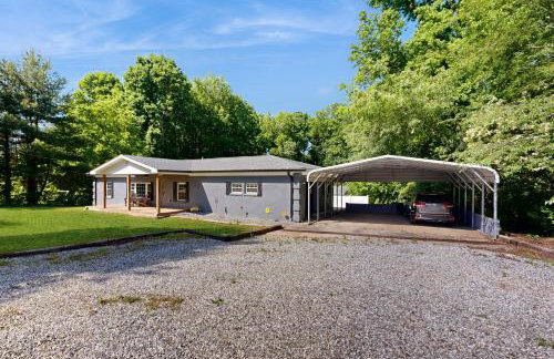4 Mi to Dtwn Morganton! Family Retreat w/ Patio - Photo 22